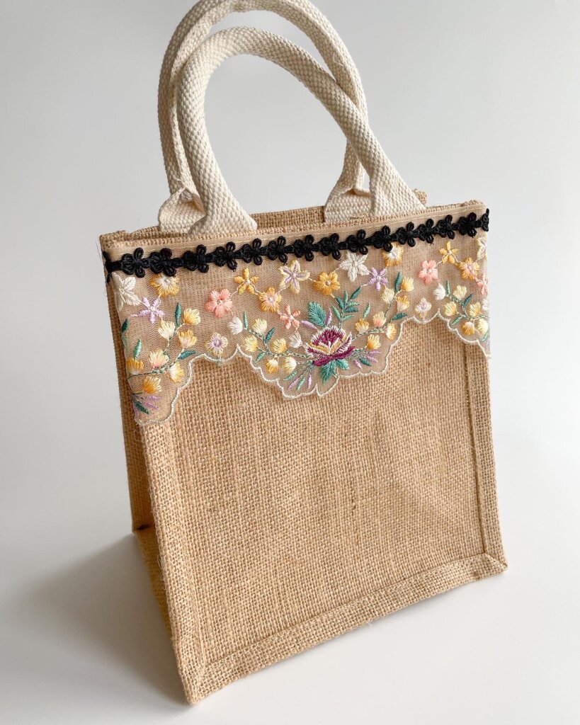 作例 ジュートバッグの縫わないインド刺繍リボンアレンジ From Utopia